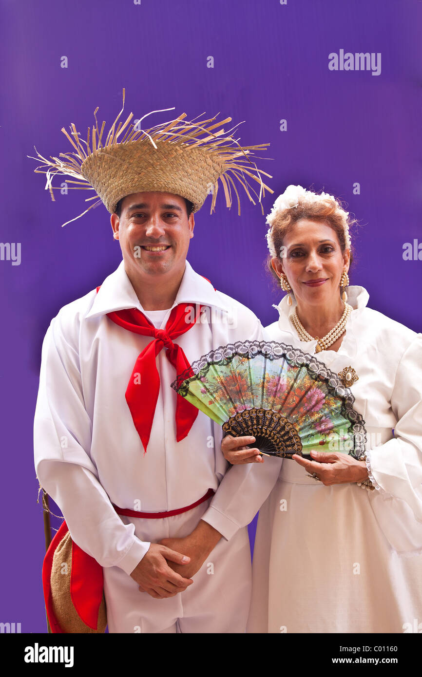 Una pareja vestida con traje tradicional de Puerto Rico en el Festival