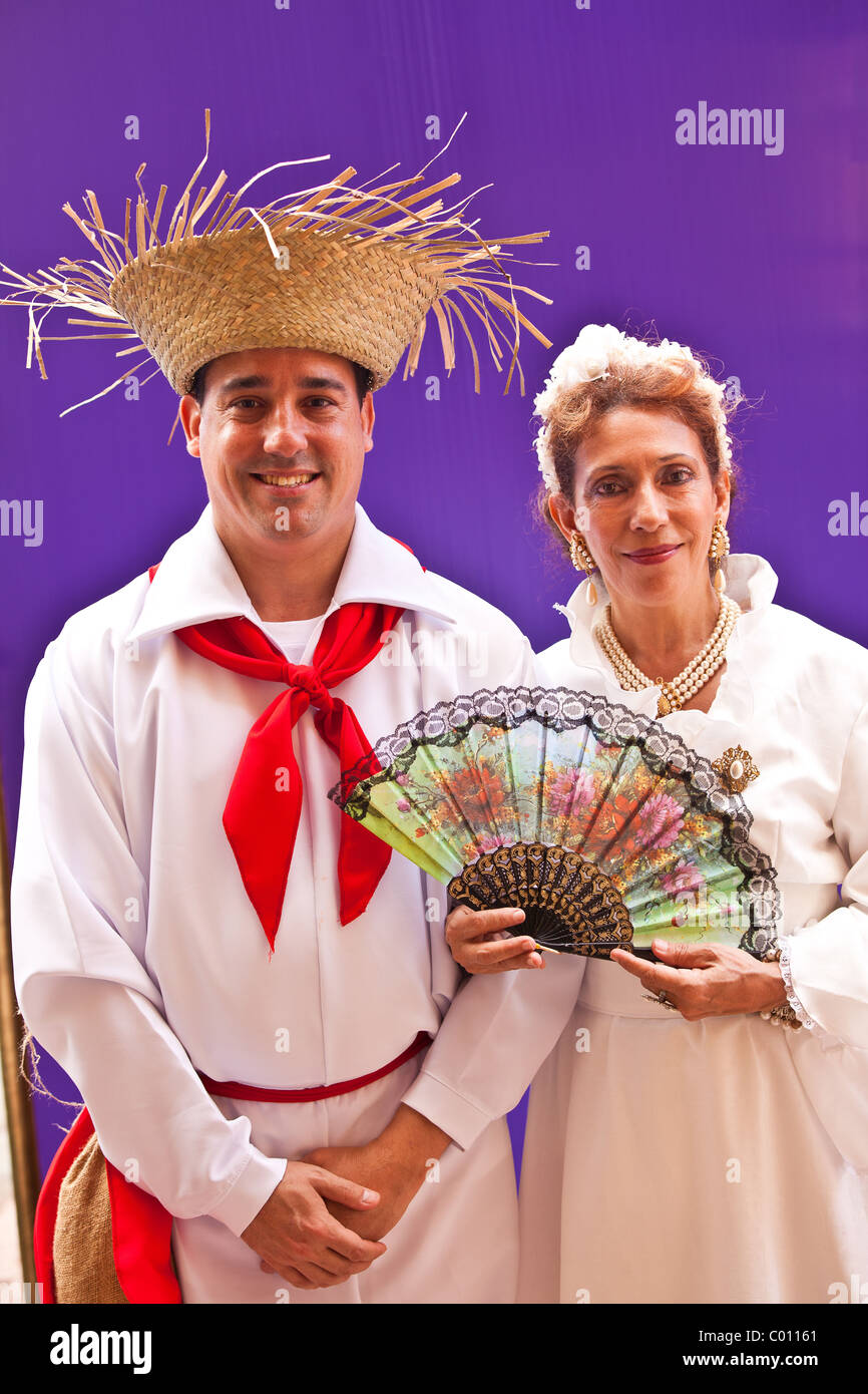 Contratar Civil Culpa Una pareja vestida con traje tradicional de Puerto Rico en el Festival de  San Sebastián en San Juan, Puerto Rico Fotografía de stock - Alamy