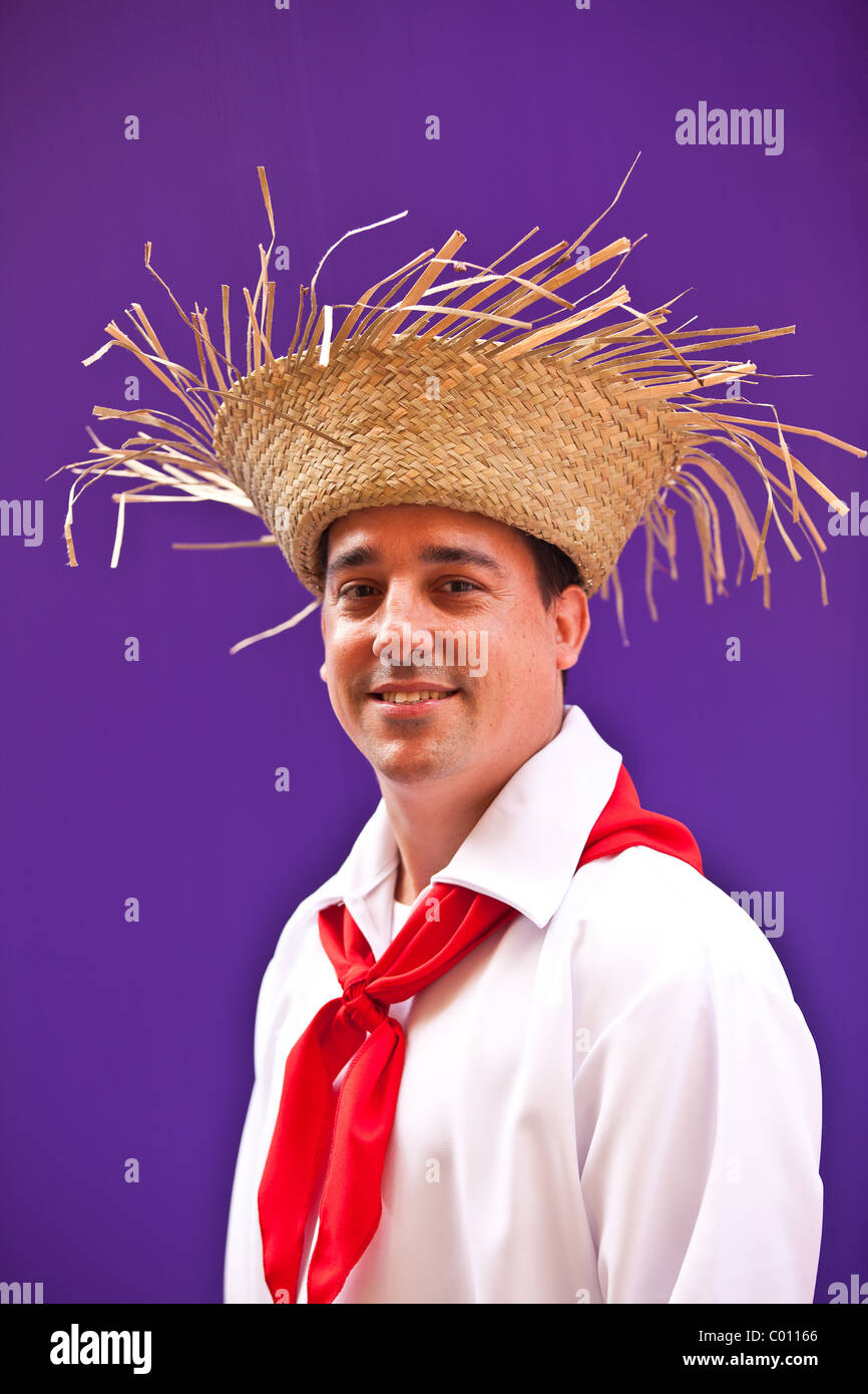 Un hombre vestido con traje tradicional de Puerto Rico el Festival de San  Sebastián en San Juan, Puerto Rico Fotografía de stock - Alamy