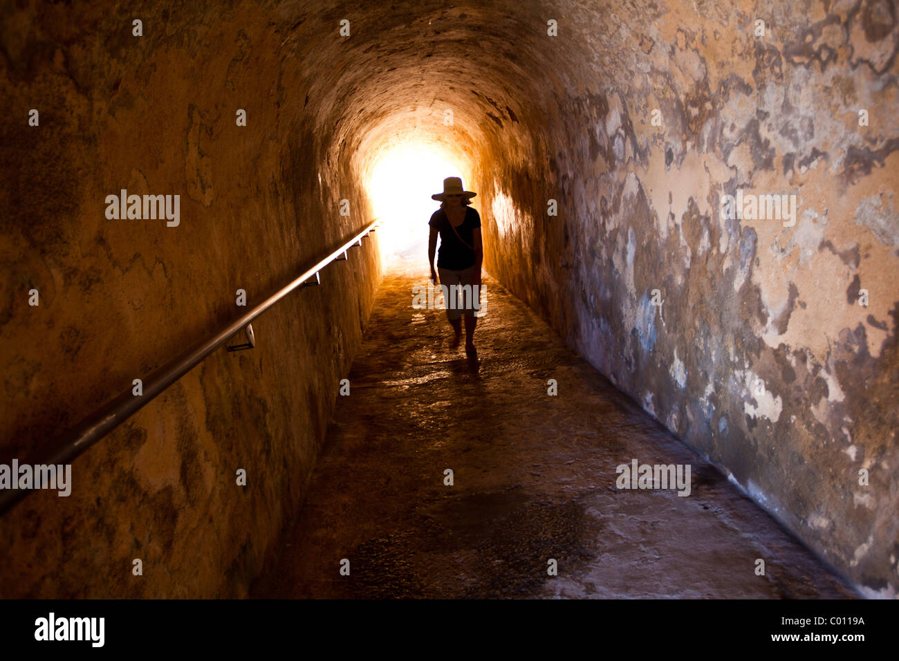 En el interior del túnel del Castillo de San Crist bal en el Viejo San Juan, Puerto Rico. Foto de stock