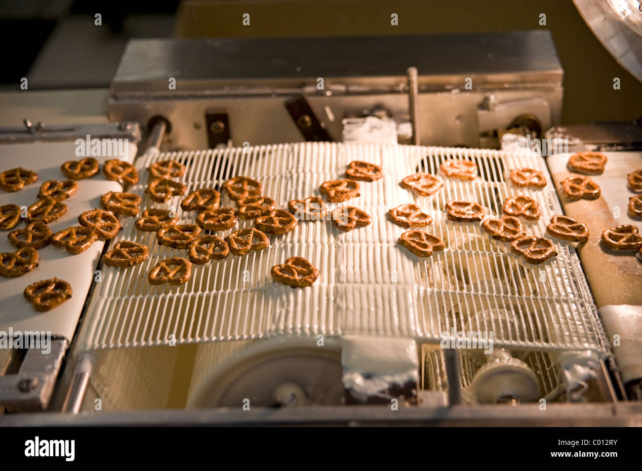 Los pretzels en la cinta transportadora en la Cerreta en el Glendale Chocolate Affaire en Glendale, cerca de Phoenix, Arizona, EE.UU. Foto de stock
