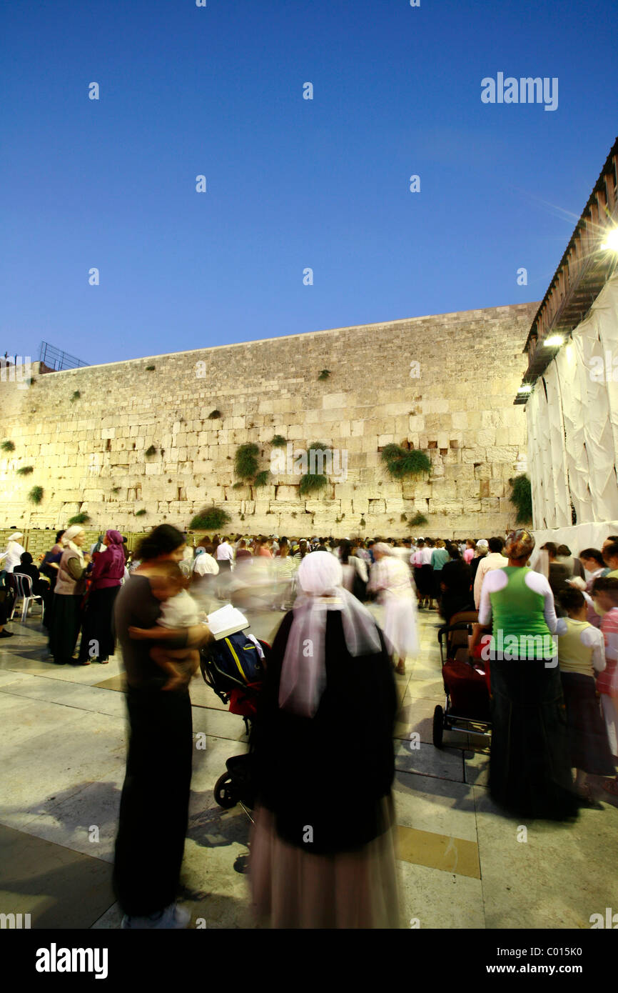 Hombres y mujeres orando por separado ante el Muro de las Lamentaciones o Muro Occidental, Ciudad Vieja, Jerusalén, Israel, Oriente Medio Foto de stock