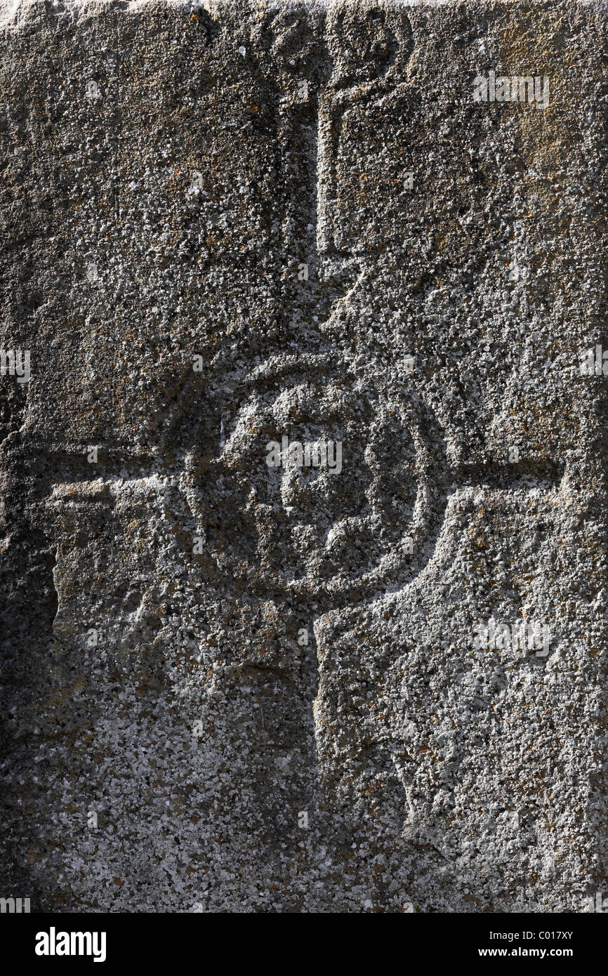 Ornamentación tallada en una pared, Clonmacnoise Monasterio, en el condado de Offaly, Leinster, República de Irlanda, Europa Foto de stock