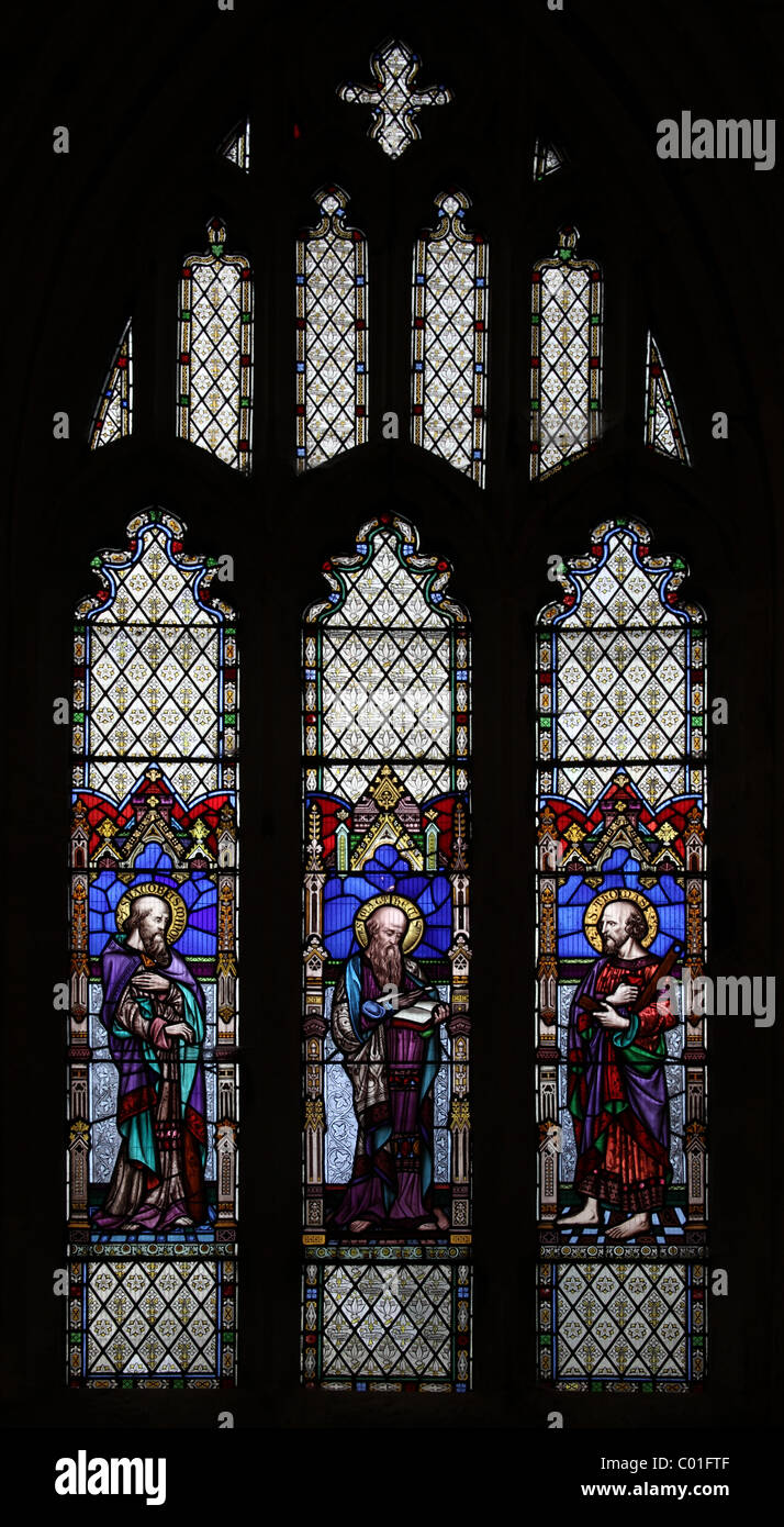 Una vidriera representando apóstoles Santiago el Menor, San Mateo y Tomás, la Iglesia en el campo de batalla, Shropshire Foto de stock