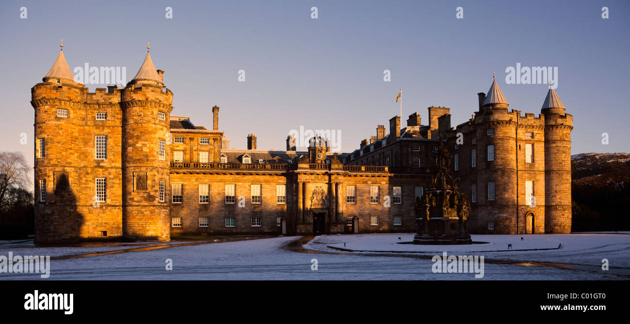 El Palacio de Hollyrood Edimburgo Scotland Reino Unido disfrutando de una puesta de sol de invierno baja glow Foto de stock