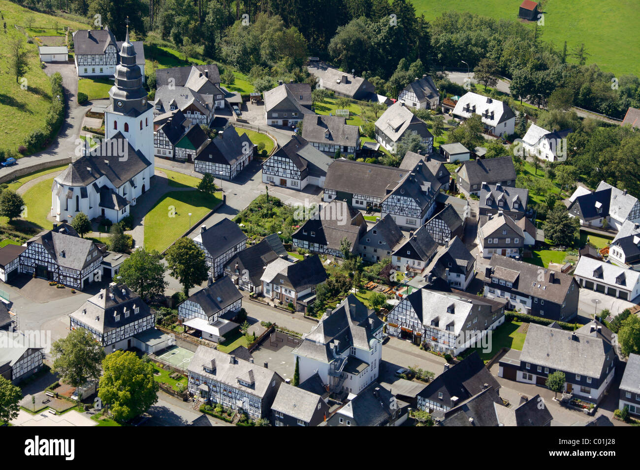Vista aérea, la aldea más antigua de casas con entramados de madera en Alemania, cerca de la aldea Eversberg Meschede, casas con entramados de madera Foto de stock