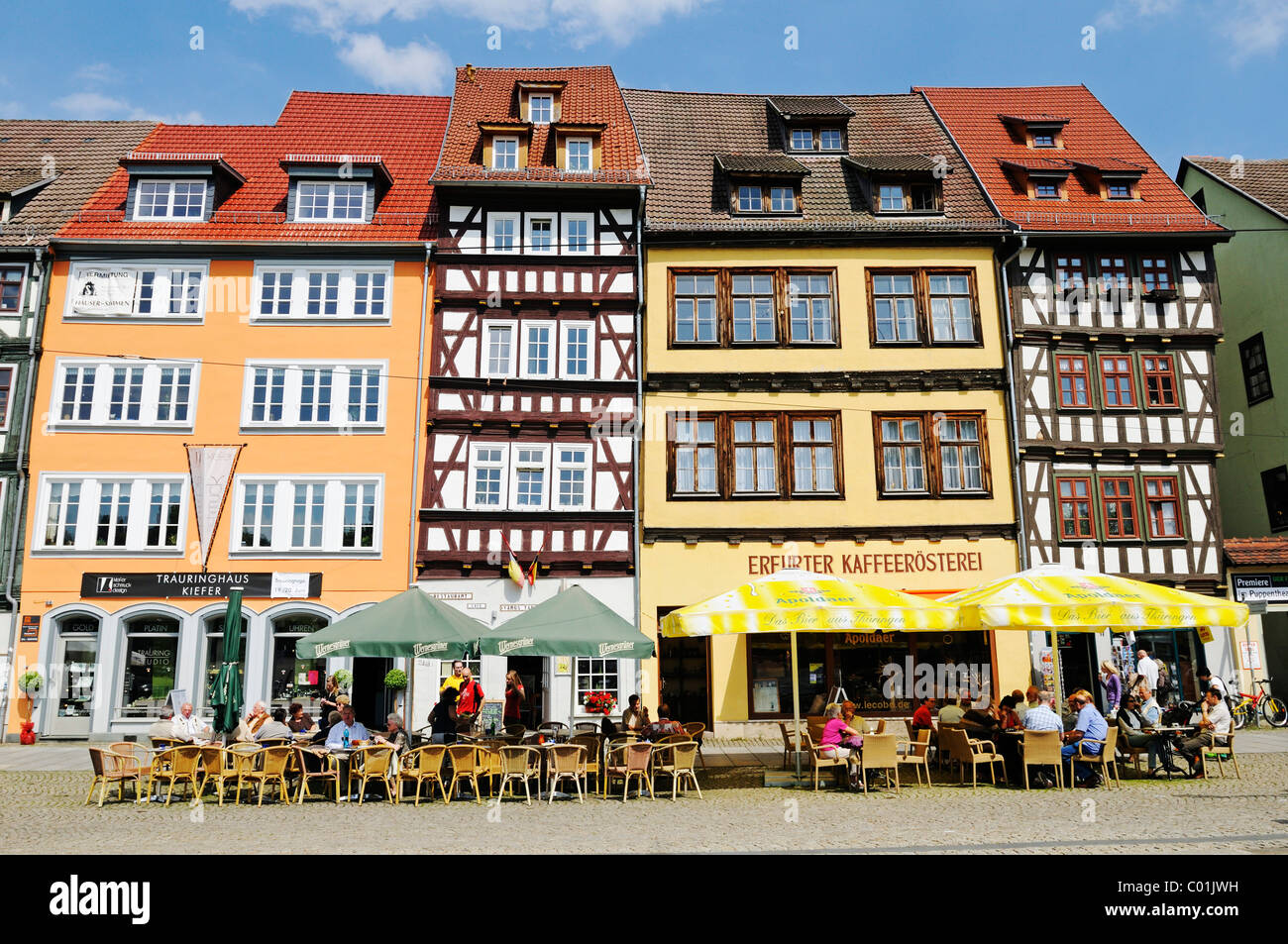 La arquitectura histórica con casas con entramados de madera, cafés y restaurantes, la plaza de la catedral Domplatz, Erfurt, Turingia Foto de stock