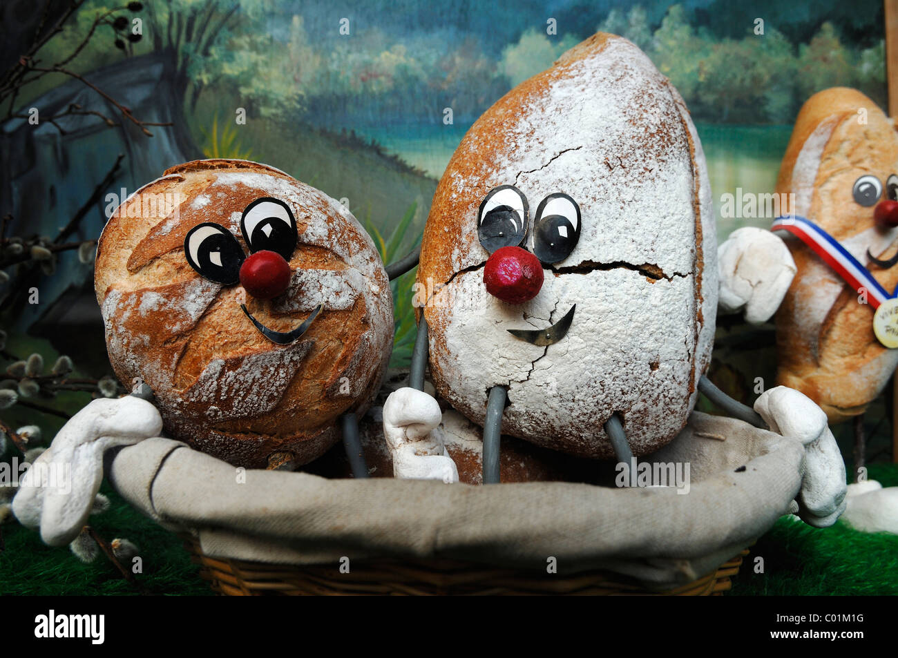 Pan decorado con caras en el escaparate de una panadería, rue du Général de  Gaulle, Kaysersberg, Alsacia, Francia, Europa Fotografía de stock - Alamy