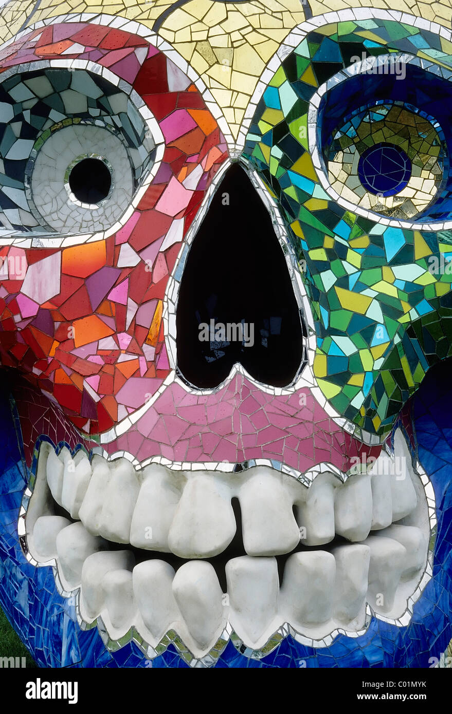 Cráneo con dientes grandes, hechas de coloridos mosaicos, esculturas de Niki de Saint Phalle, fundador de la exposición Foto de stock