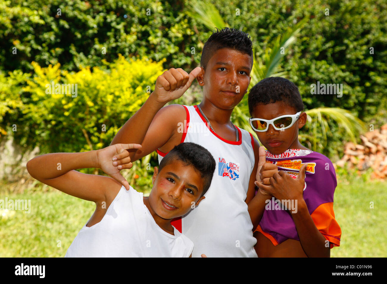 Los chicos posando con poses machistas, Fortaleza, Ceará, Brasil, América del Sur Foto de stock