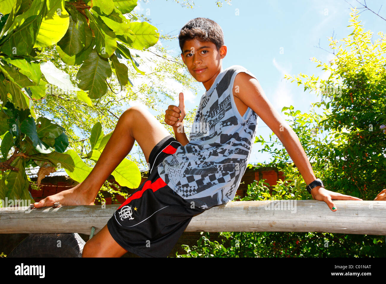 Cool boy posando lika un machista, Fortaleza, Ceará, Brasil, América del Sur Foto de stock
