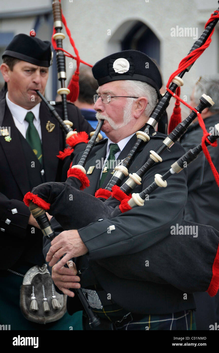 Banda de gaitas irlandesas en la ciudad festival en Birr, en el condado de  Offaly, Midlands, República de Irlanda, Europa Fotografía de stock - Alamy