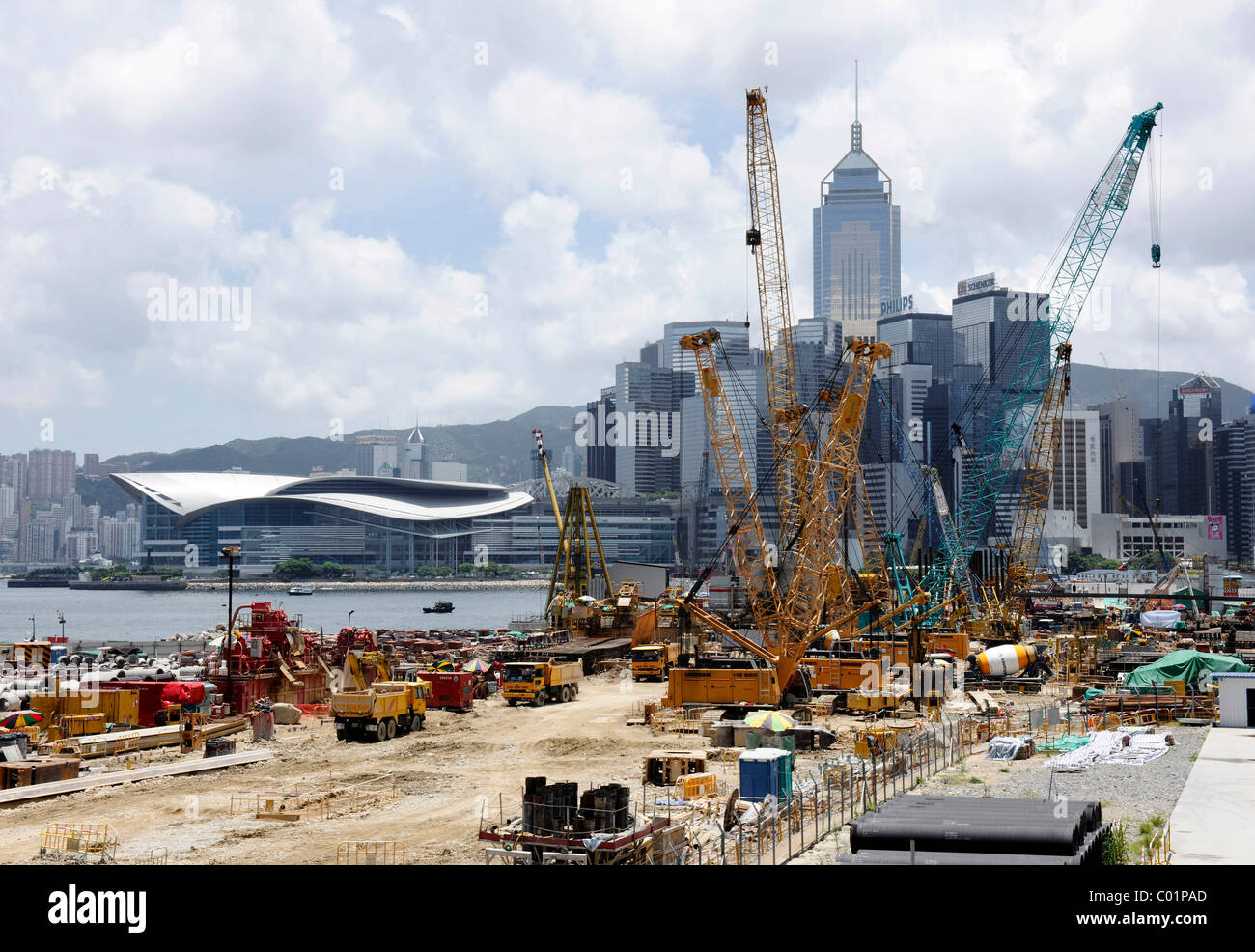 Grúas de construcción y el horizonte de Hong Kong, China, Asia Foto de stock