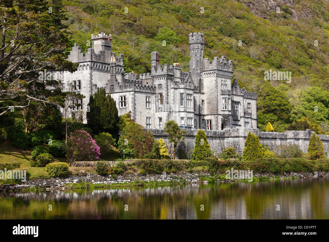 La abadía de Kylemore, Connemara, Condado de Galway, República de Irlanda, Europa Foto de stock