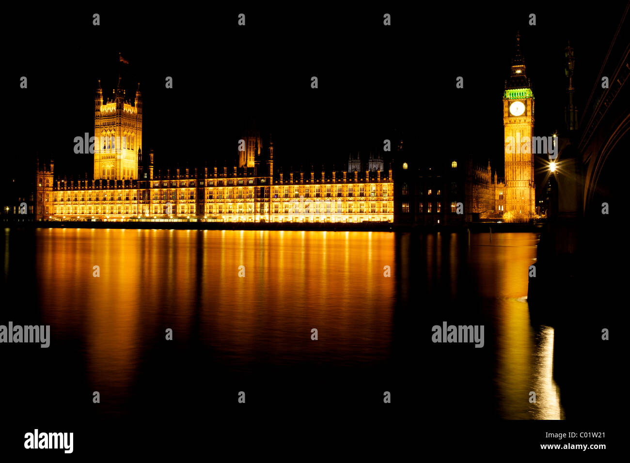 Las casas del parlamento y el Big Ben de Londres de noche Foto de stock