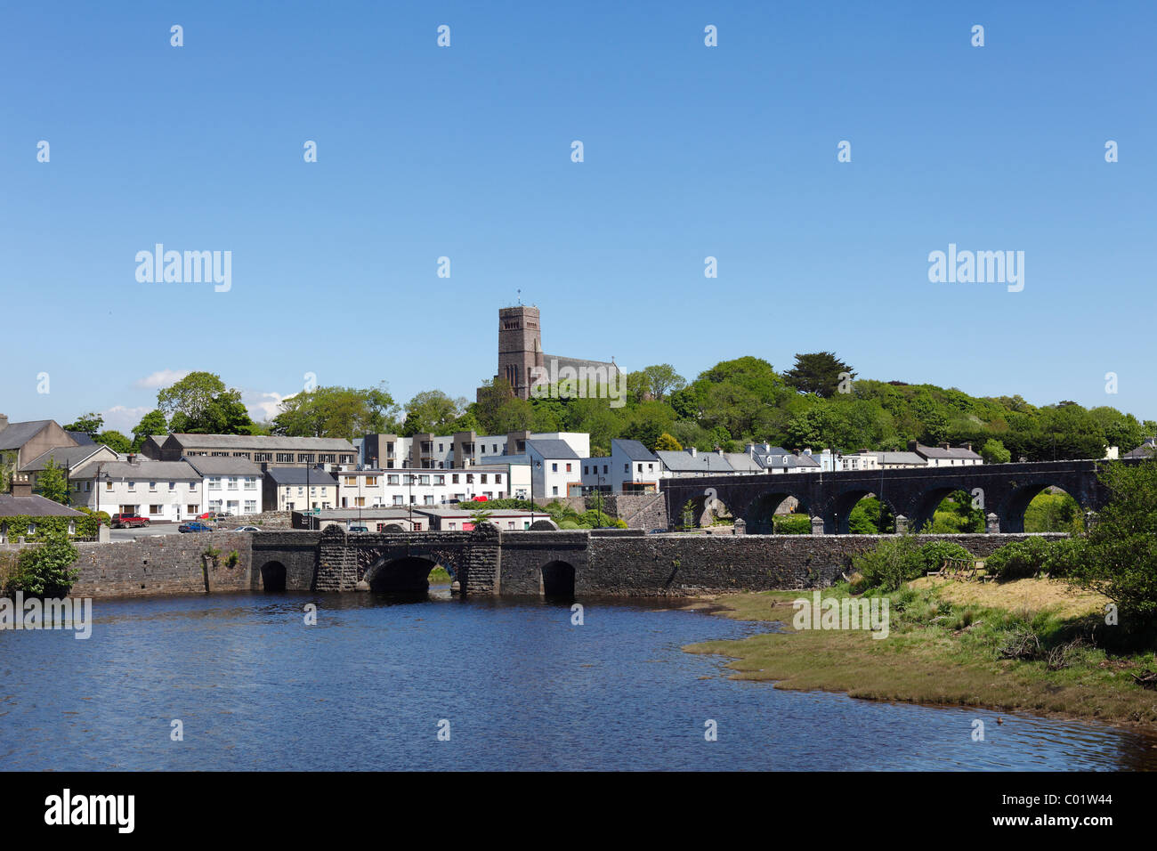 Los puentes que cruzan el río, Newport Newport, en el condado de Mayo, Provincia de Connacht, República de Irlanda, Europa Foto de stock