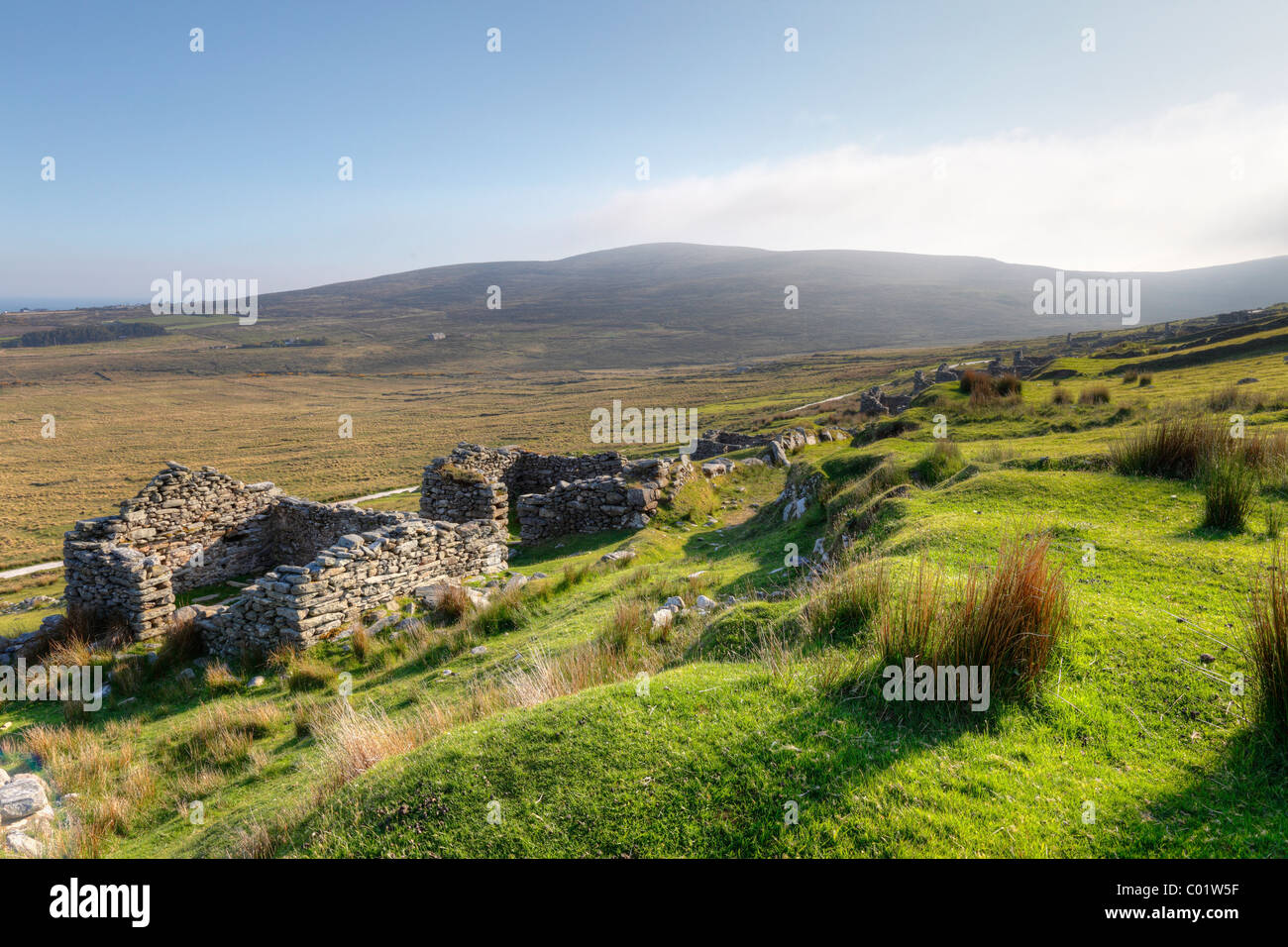 Aldea desierta de Slievemore, la Isla Achill, Condado de Mayo, Provincia de Connacht, República de Irlanda, Europa Foto de stock