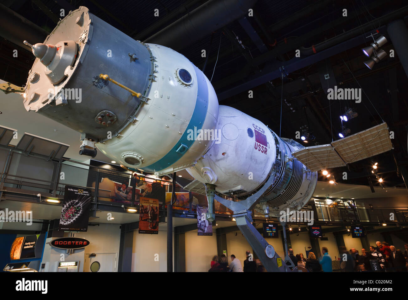 La nave Soyuz rusa en exhibición en el Centro Nacional del Espacio, Leicester. Foto de stock