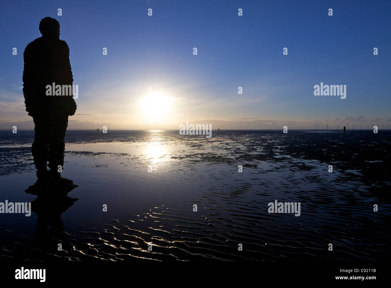 Antony Gormley, escultura de otro lugar, Crosby Beach, Noviembre, Merseyside, Inglaterra, UK, Reino Unido, GB, Gran Bretaña Foto de stock