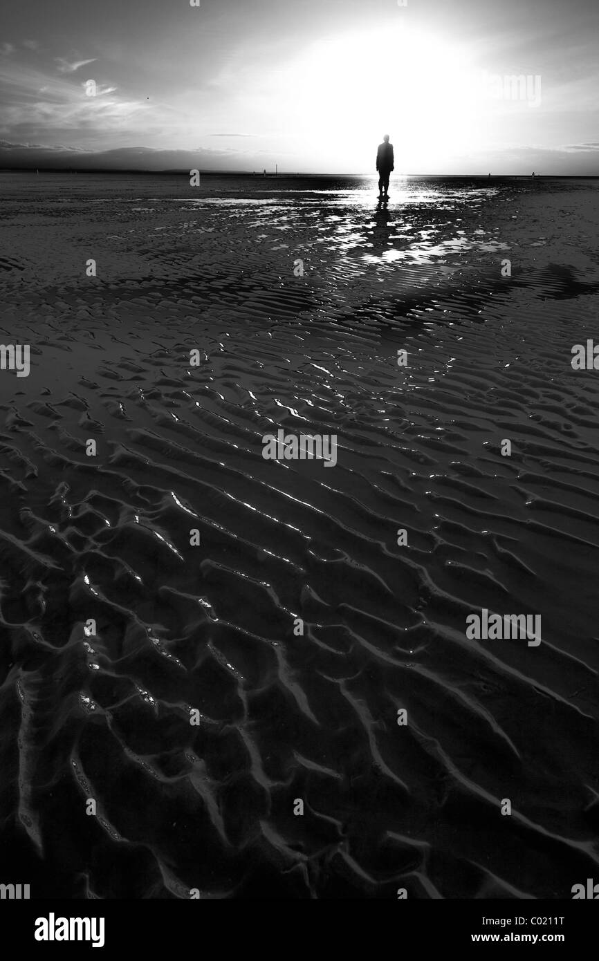 Antony Gormley, escultura de otro lugar, Crosby Beach, Noviembre, Merseyside, Inglaterra, UK, Reino Unido, GB, Gran Bretaña Foto de stock