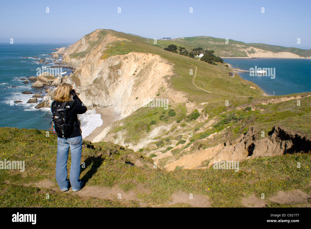 Mujer toma la fotografía en el Chimney Rock Hiking Trail. Point Reyes National Seashore, California, EE.UU. Foto de stock