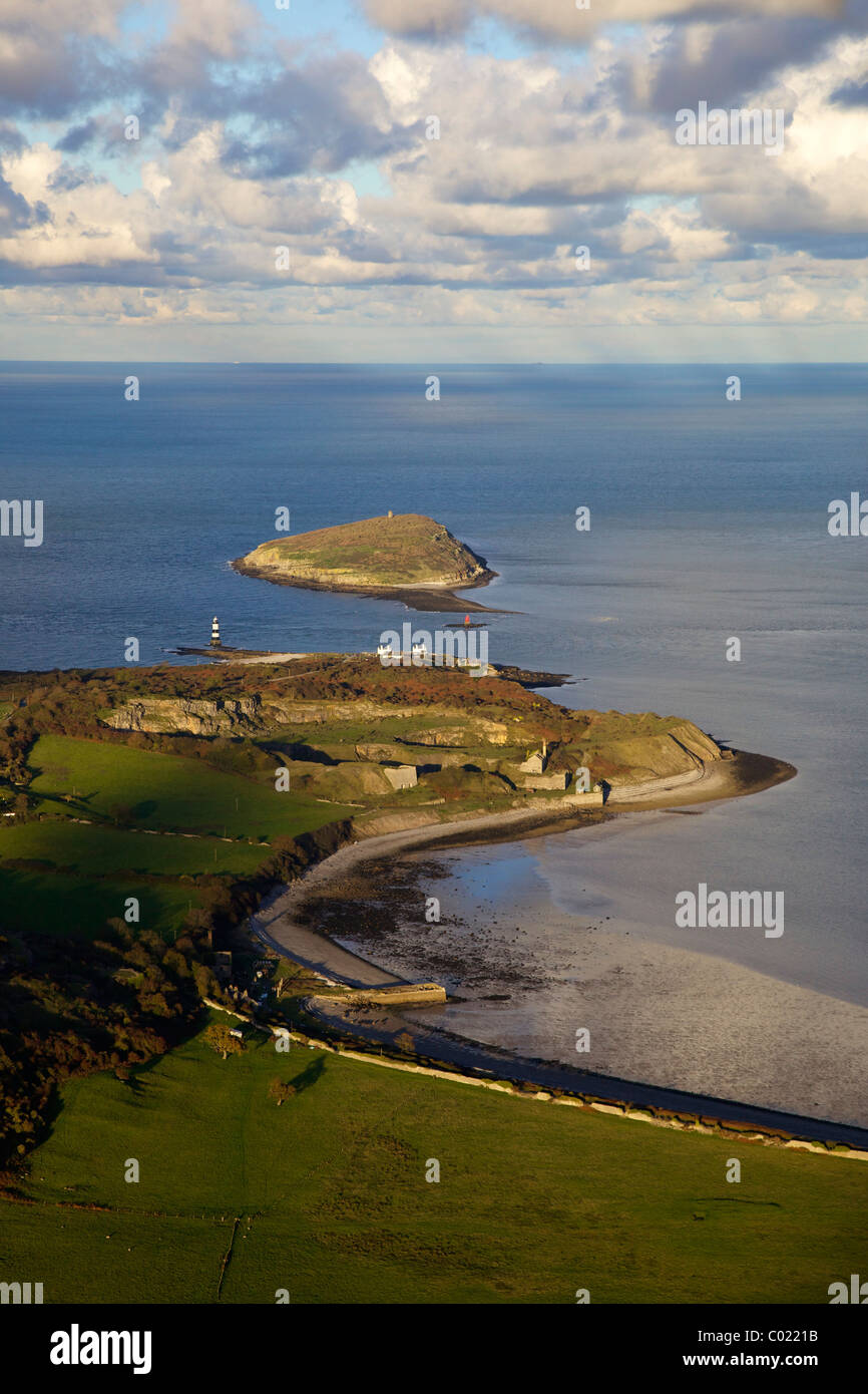 Fotografía aérea de la isla de frailecillos, o Ynys Seiriol y punto negro, Anglesey y el estrecho de Menai, Gwynedd, al norte de Gales, Cymru Foto de stock
