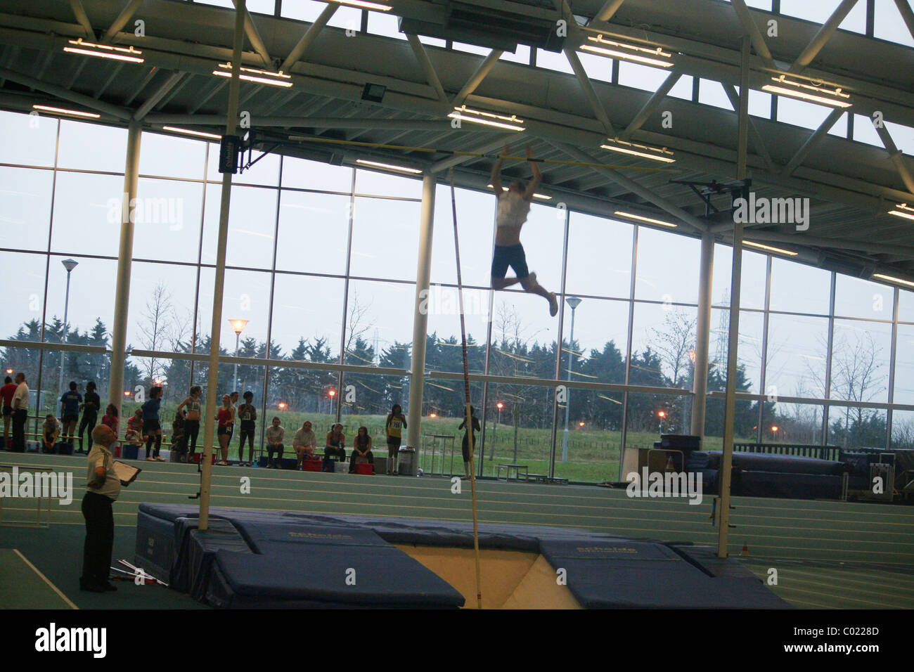 Atleta haciendo el salto de altura en la pista de atletismo, Lee Valley
