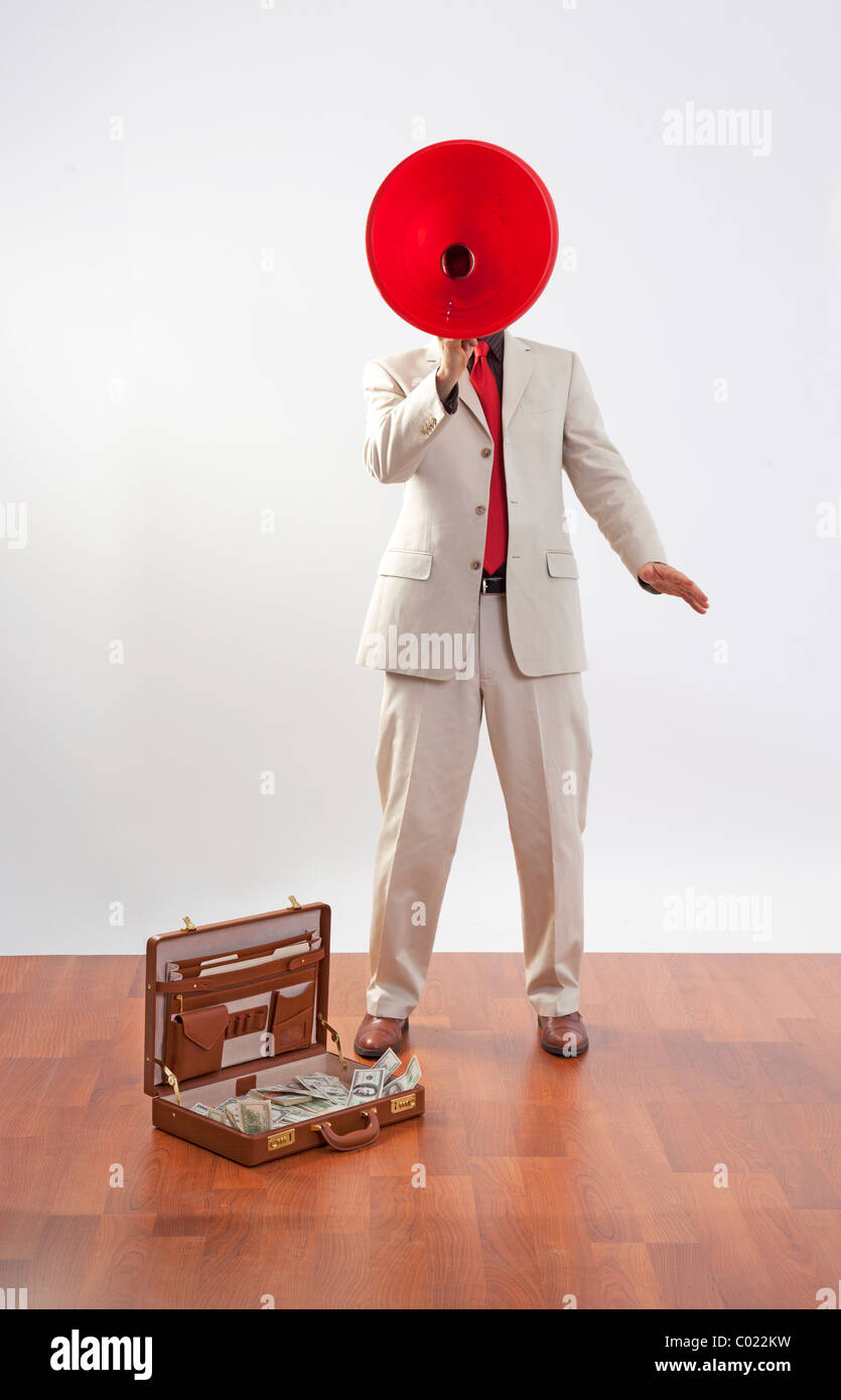 Hombre de negocios con megáfono rojo anuncia el maletín lleno de dinero en dólares de los EE.UU. Foto de stock
