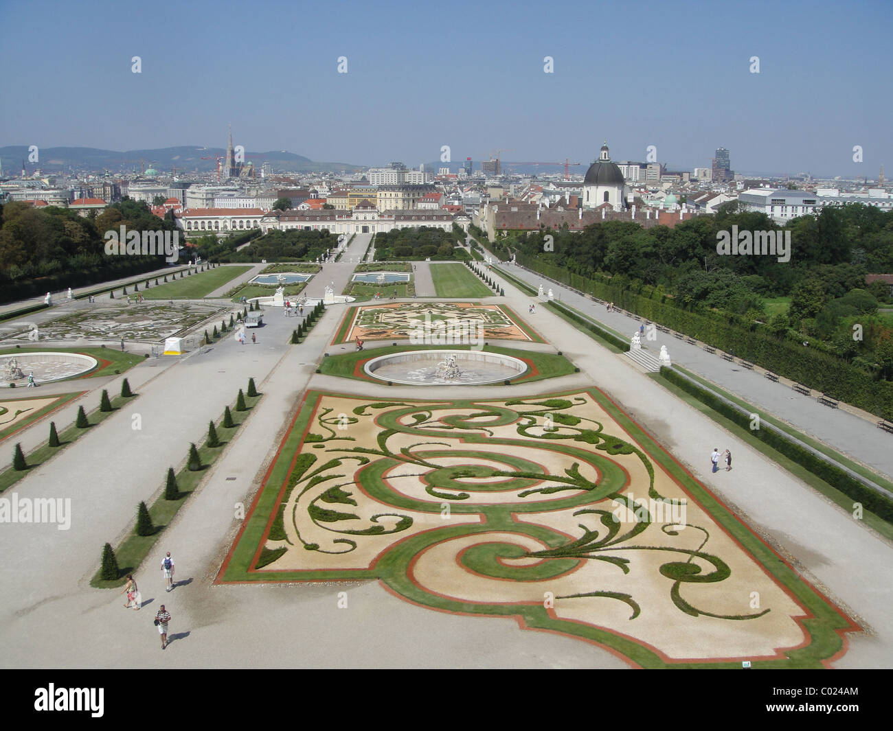 Jardines Schloss Schönbrunn en Viena con la ciudad al fondo Foto de stock