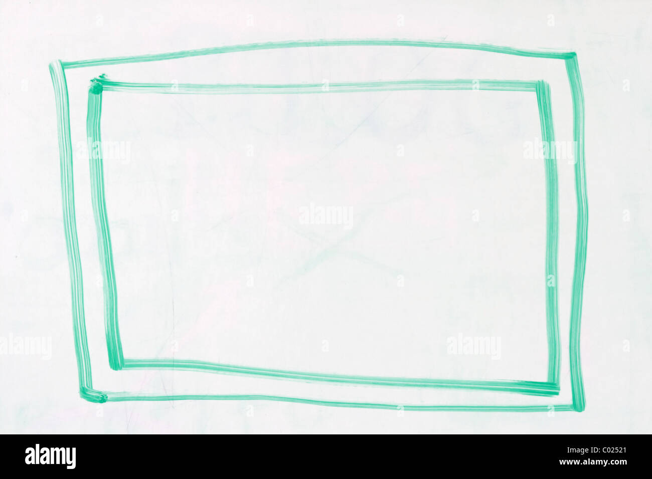Caja con doble contorno en verde marcador de borrado en seco utilizados en una pizarra blanca Foto de stock