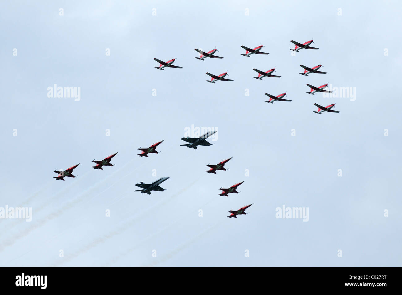 PC-7 Team, seguido por el FA-18 y la Patrulla Suisse, Emmen, Suiza, Europa Foto de stock