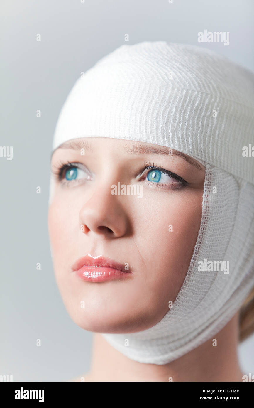 Una mujer con su cabeza envuelta en un vendaje Fotografía de stock - Alamy