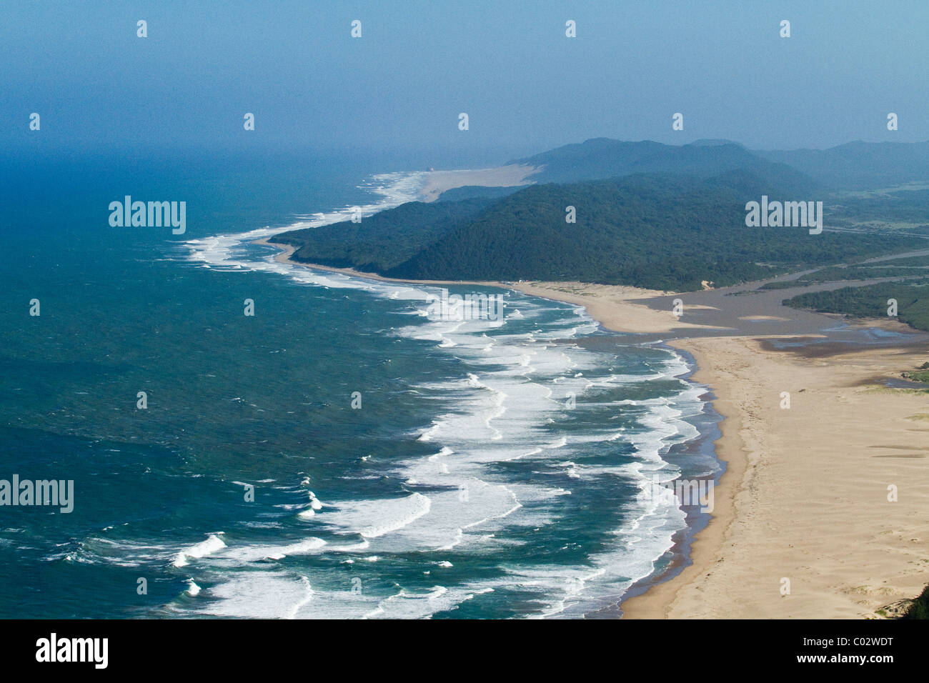 Toma aérea de la línea costera del Océano Indico Santa Lucía, Sudáfrica Foto de stock