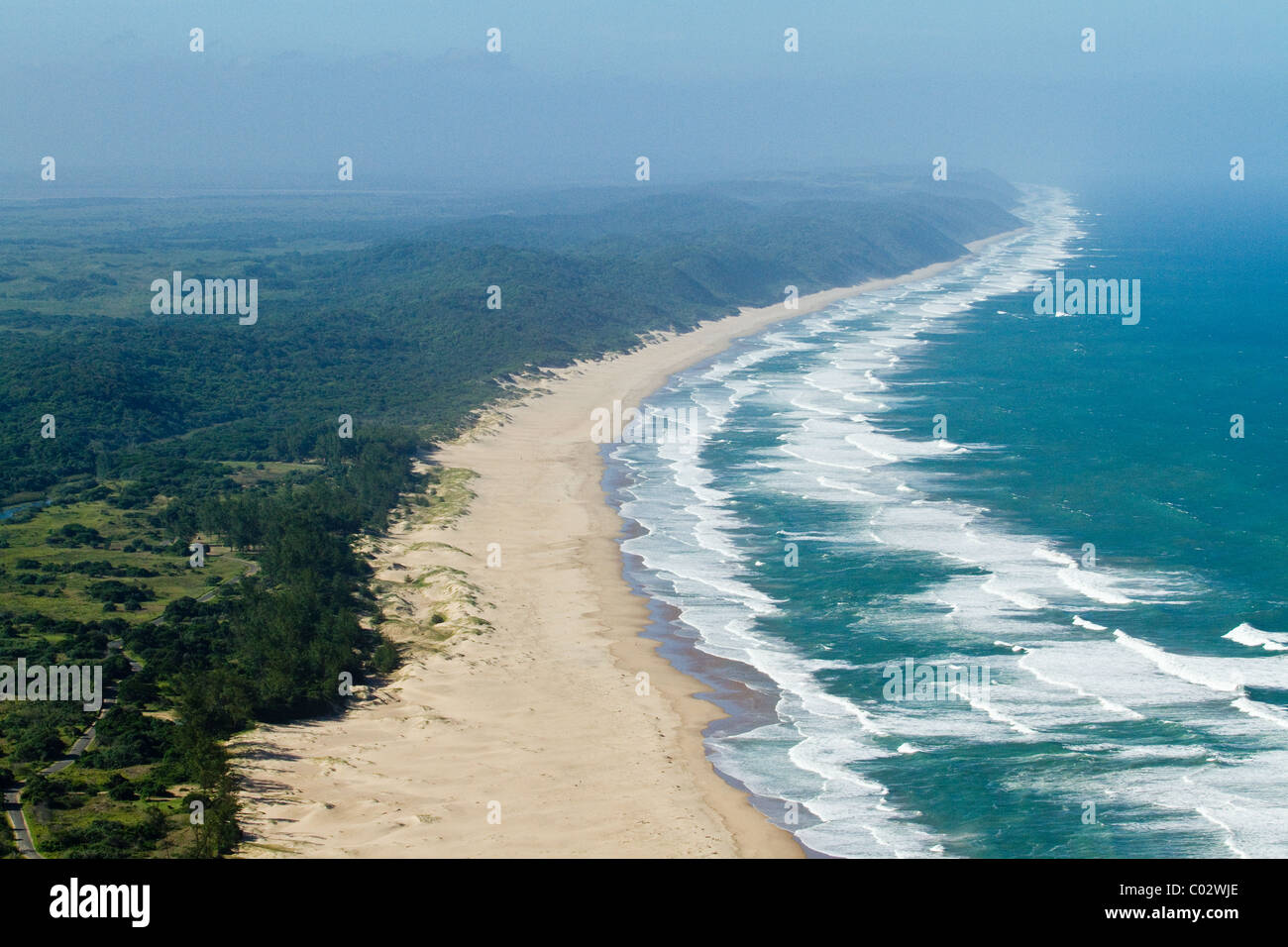 Toma aérea de la línea costera del Océano Indico Santa Lucía, Sudáfrica Foto de stock