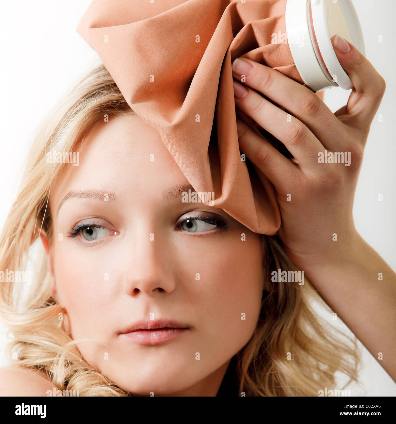 Chica con bolsa de hielo sobre su cabeza Fotografía de stock - Alamy