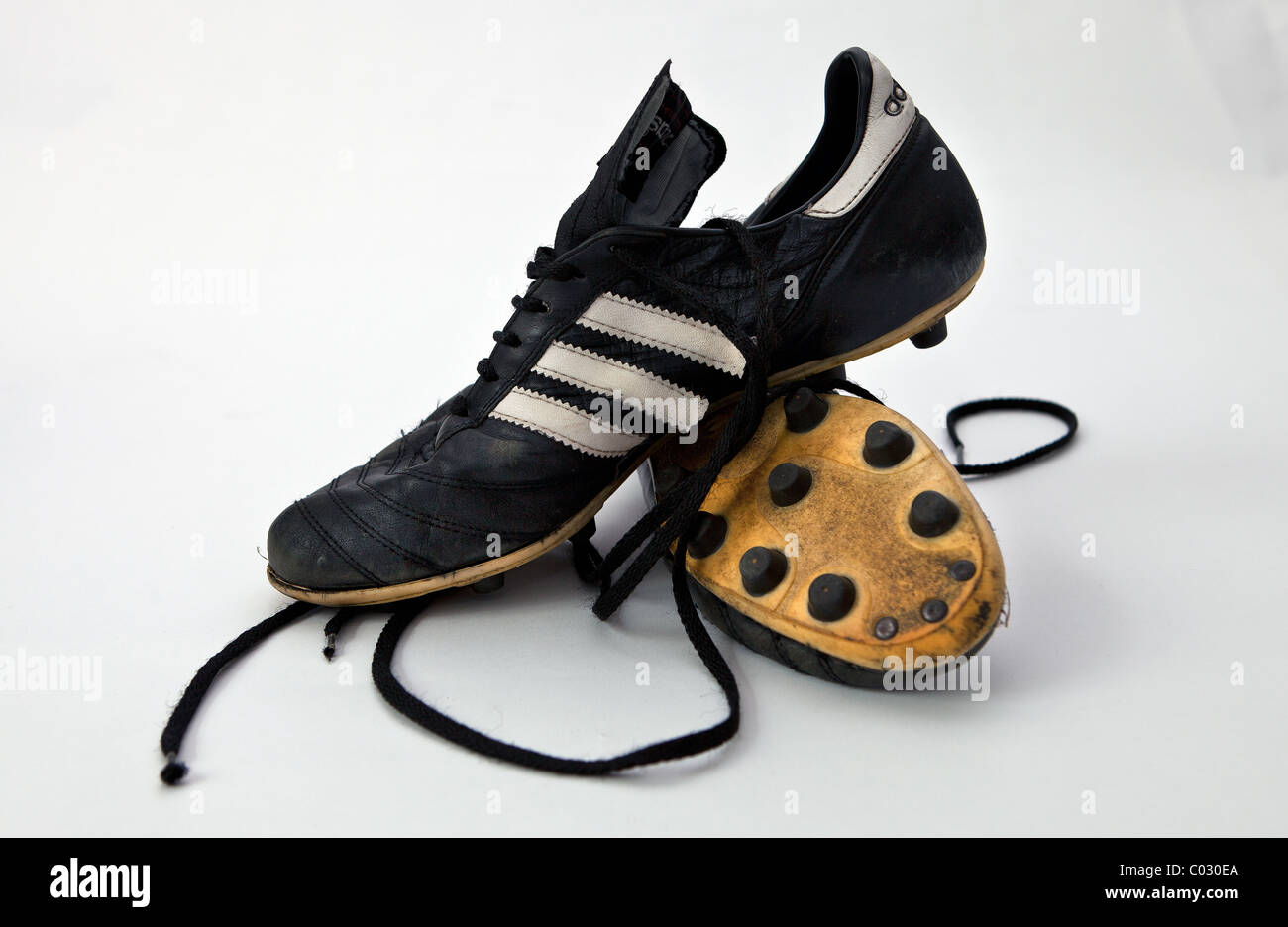 Par viejas botas de fútbol de stock