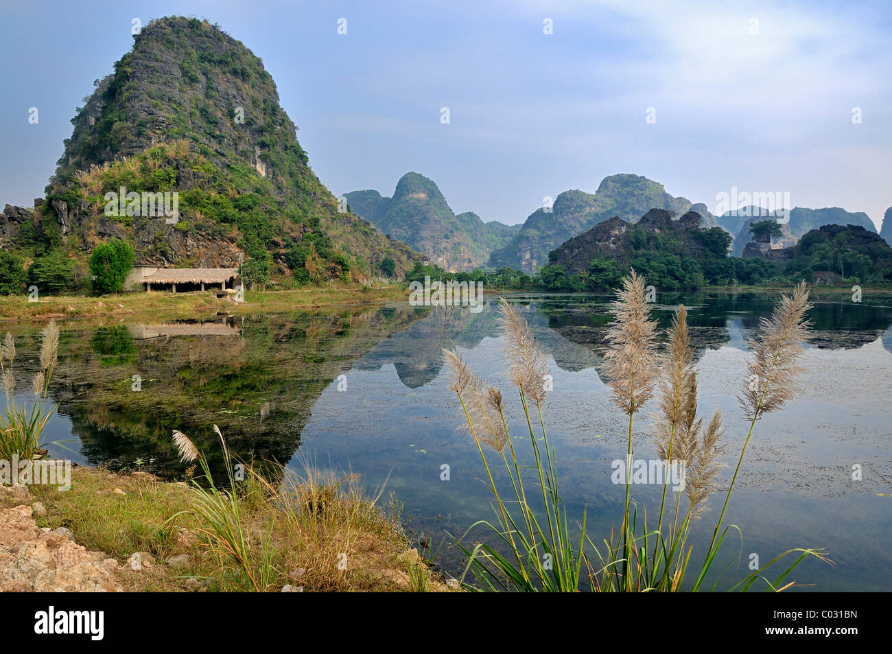 Cerca de Ninh Binh, seque la Bahía de Halong, Vietnam, Sudeste de Asia Foto de stock