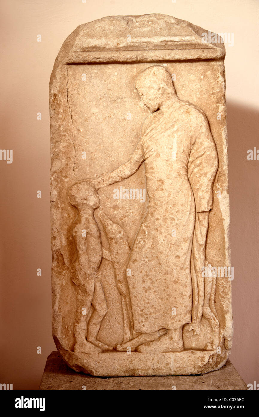 Tumba griega bajorelieves de S.V a.C., el sitio arqueológico de la