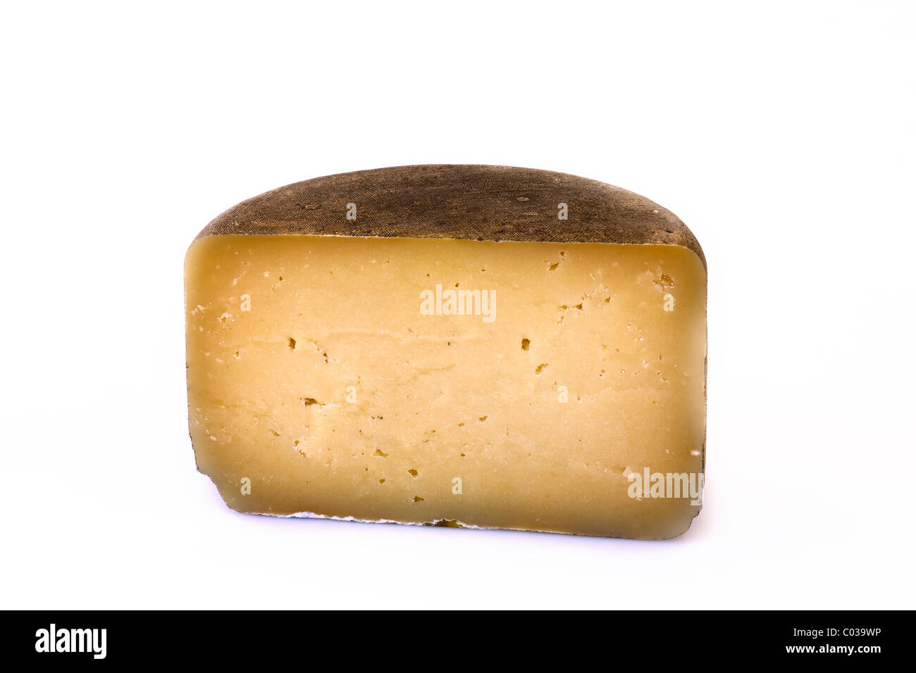 Español 'manchego' queso aislado en blanco. Foto de stock
