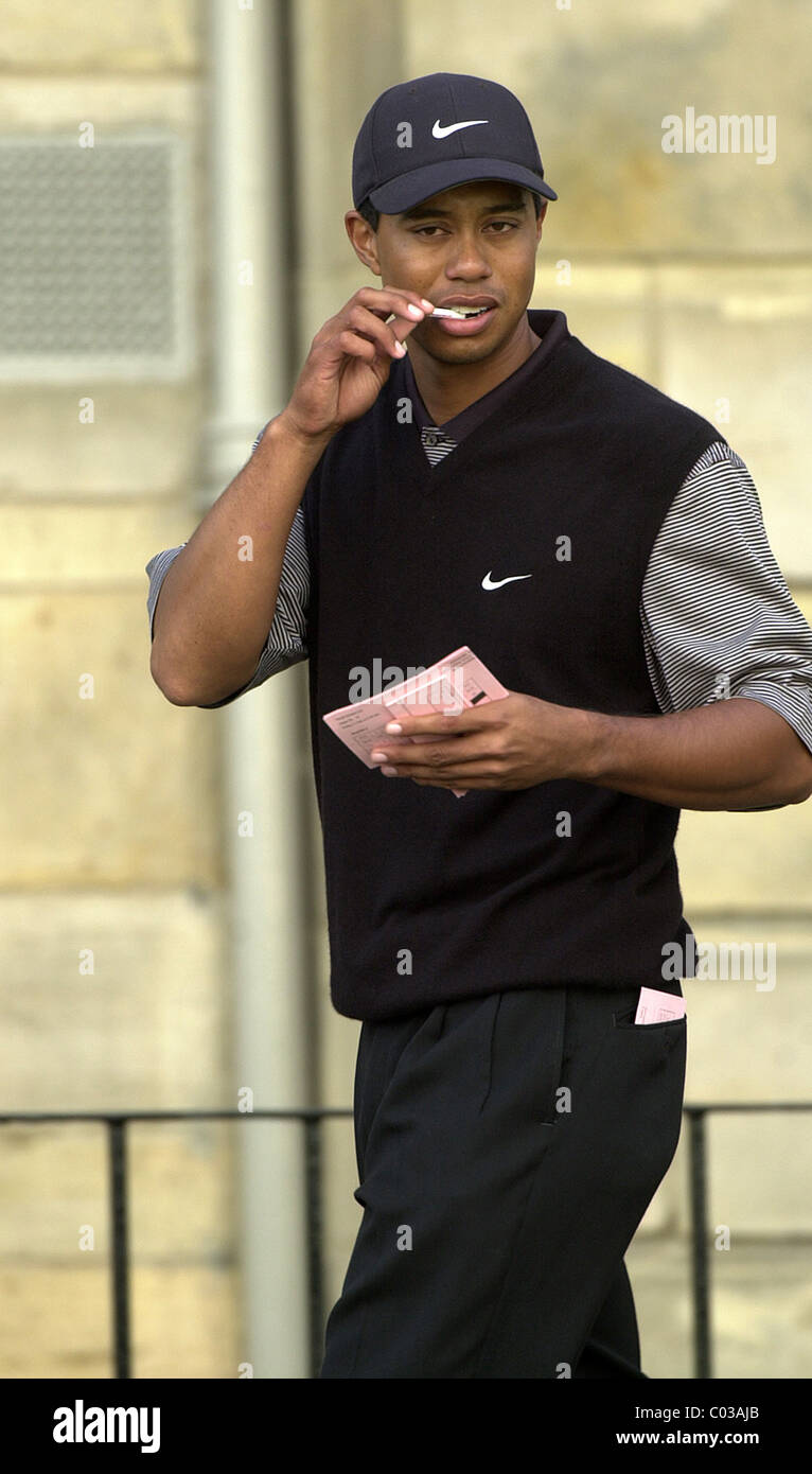 Tiger Woods con su tarjeta de puntuación en el British Open de Golf 2000 Foto de stock