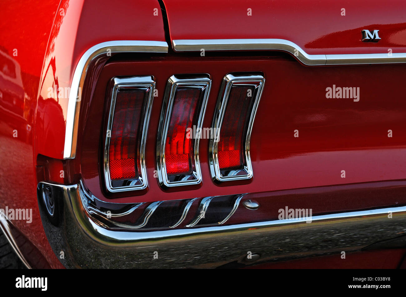 Detalle de un coche clásico, luz trasera de un Ford Mustang Convertible,  construido en 1967, de 147 kW, 200 hp Fotografía de stock - Alamy