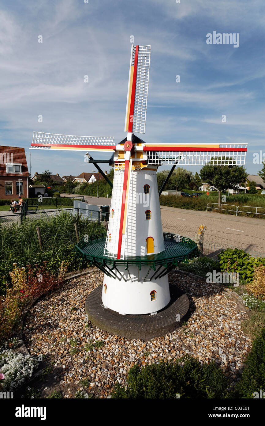 Gran maqueta de un molino de viento en la carretera, Zoutelande, Walcheren, Zeeland, Holanda, Benelux, Europa Foto de stock