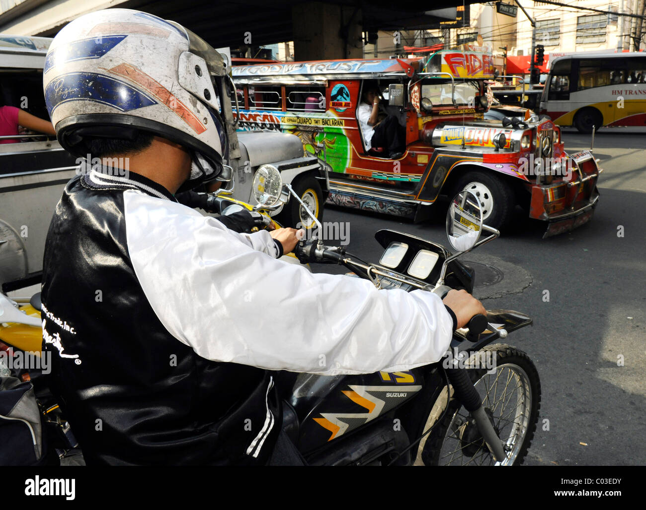 Jeepney taxi y los conductores de motocicletas en Manila, Filipinas, el sudeste de Asia Foto de stock