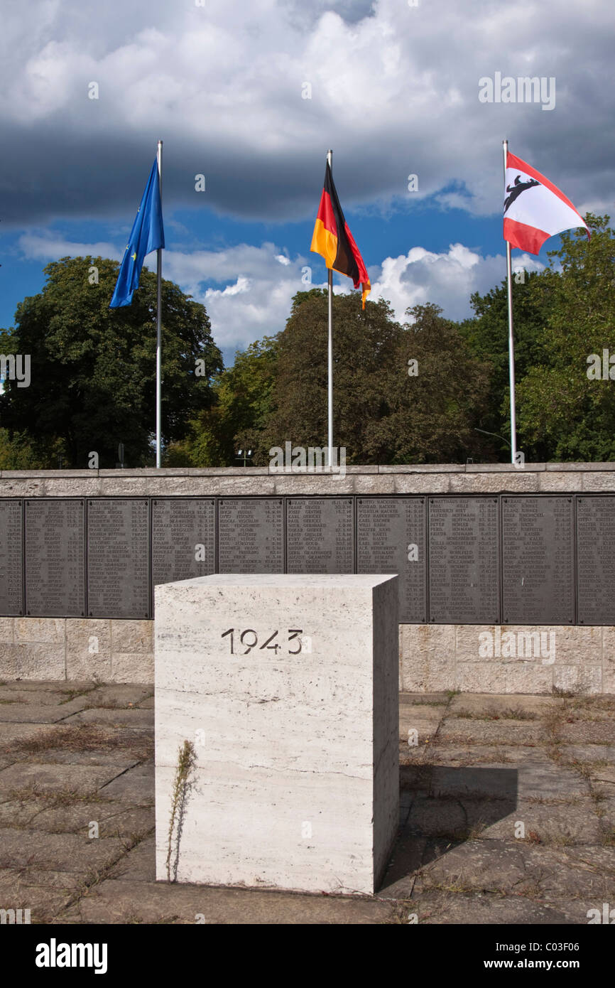Siemens memorial, Águila de bronce con estela para conmemorar los caídos de los empleados de Siemens en la Primera y Segunda Guerra Mundial Foto de stock