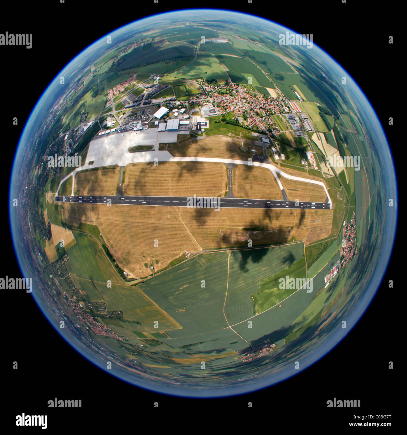 Vista aérea, lente ojo de pez, panorama esférico, una pista de aterrizaje del aeropuerto de Erfurt, Turingia, Alemania, Europa Foto de stock