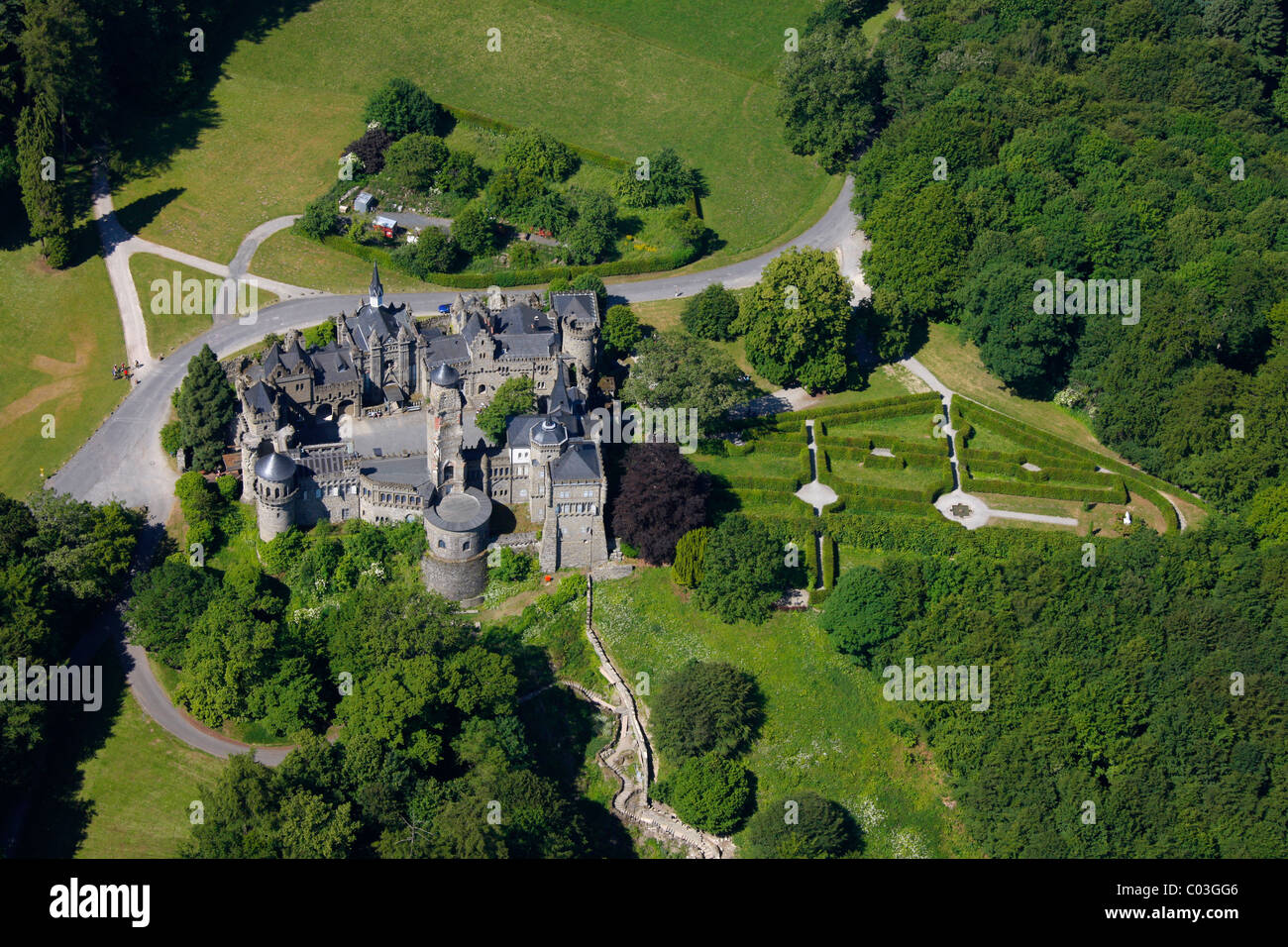 Vista aérea, Castillo Loewenburg, leones, en Bergpark Wilhelmshoehe Mountain Park, Kassel, Hesse, Alemania, Europa Foto de stock