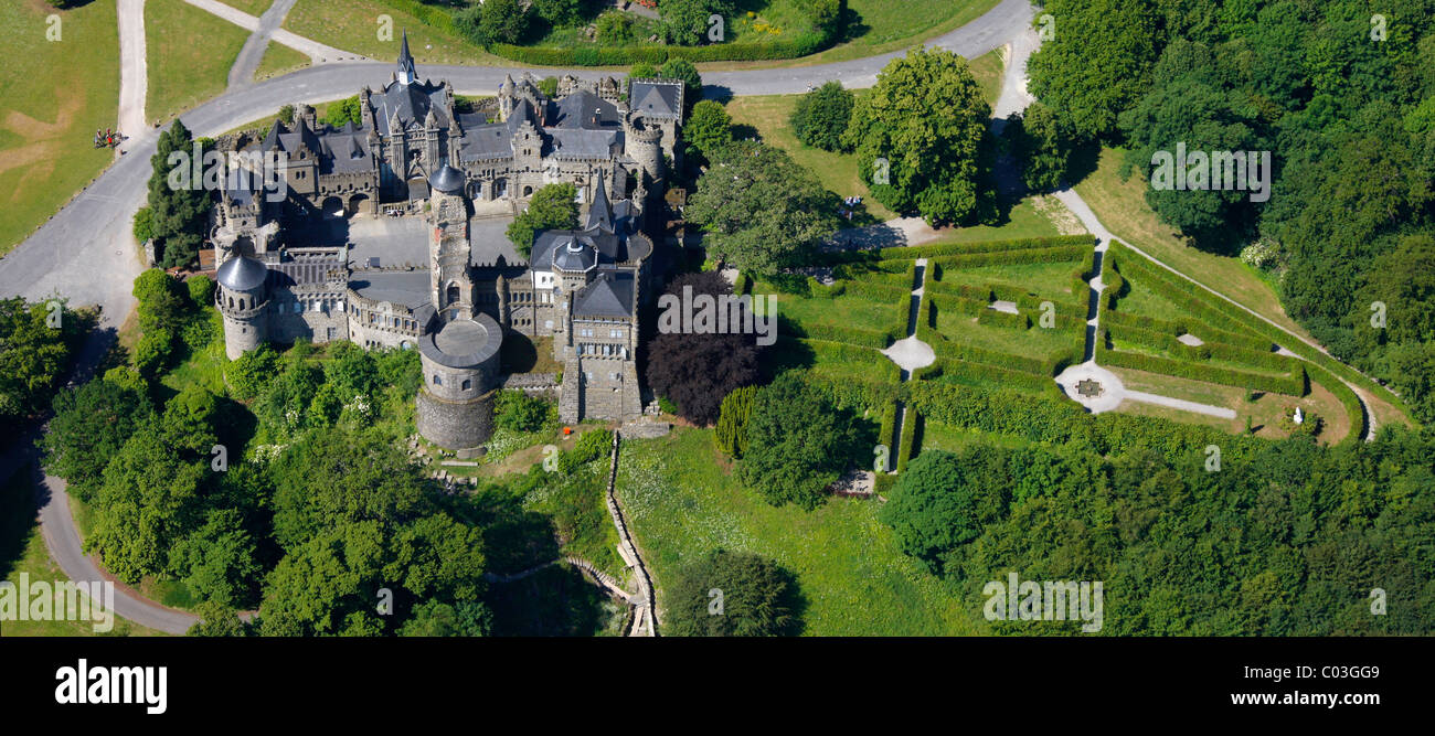 Vista aérea, Castillo Loewenburg, leones, en Bergpark Wilhelmshoehe Mountain Park, Kassel, Hesse, Alemania, Europa Foto de stock