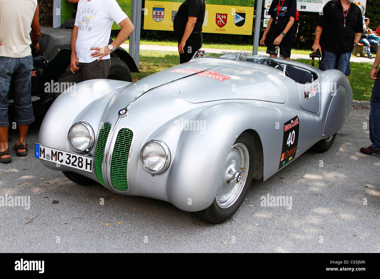 Emblema BMW sobre el capó del BMW 328 Coupé Kamm, construido en 1939, Mille  Miglia original del museo de BMW, Ennstal Classic 2010 Fotografía de stock  - Alamy