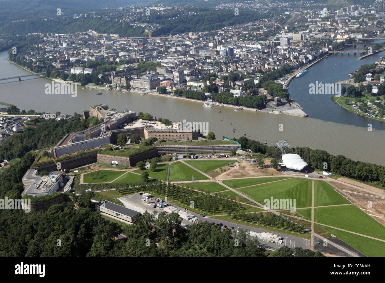 Vista aérea, sitio de la Federal Garden Show, en la parte delantera, fortaleza Ehrenbreitstein, Koblenz, Renania-Palatinado Foto de stock