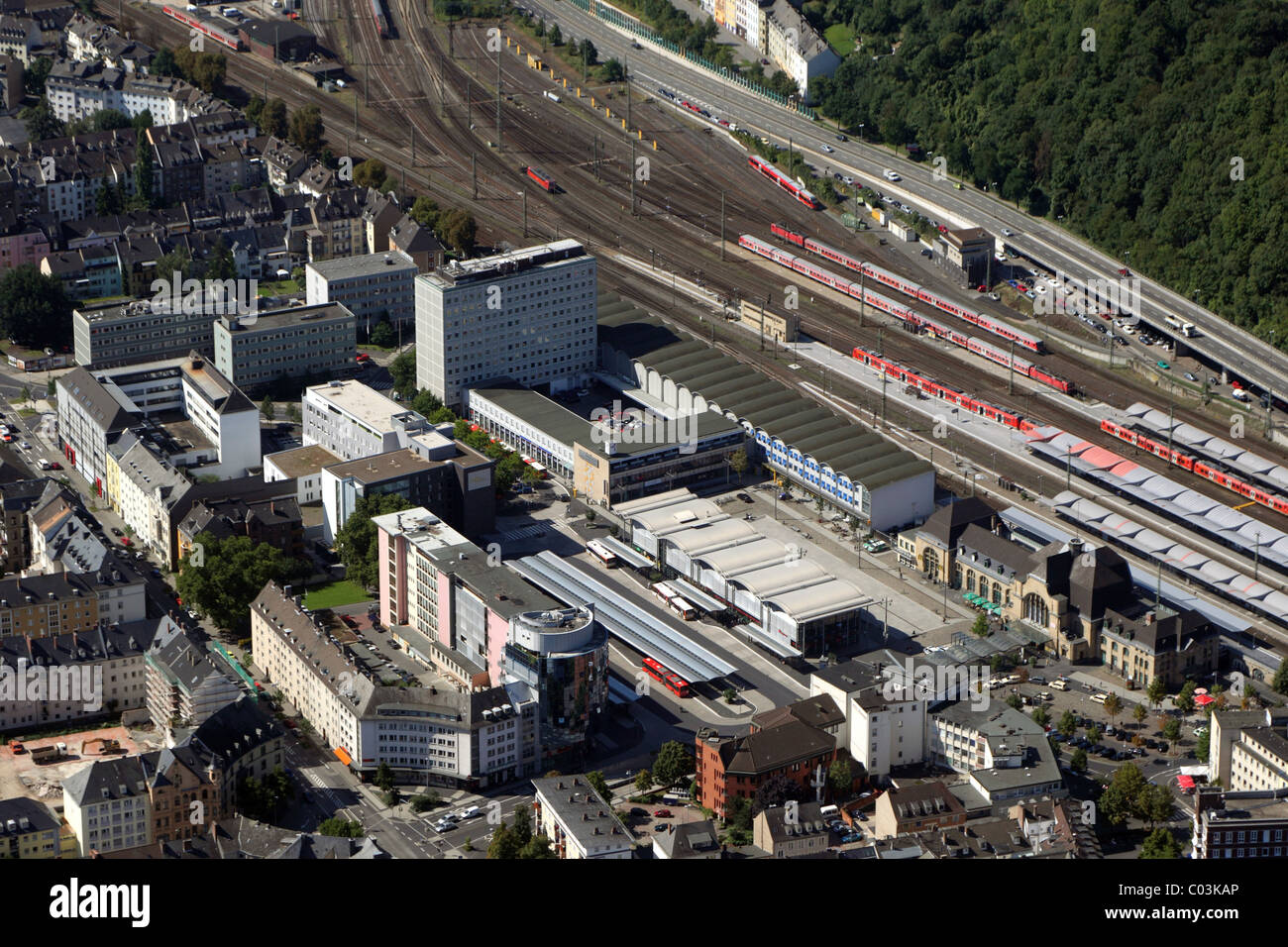 Vista aérea, Bahnhofsplatz cuadrado con la estación principal de tren, Koblenz, Renania-Palatinado, Alemania, Europa Foto de stock